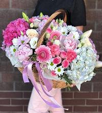 Цветочная композиция из Розы, Хризантемы, Пионы и Лизиантусы в корзине в Соколе Вологодской области