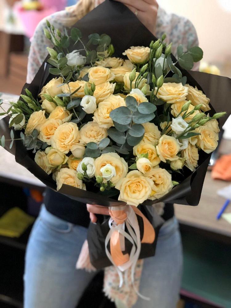 Букет цветов из: Розы и Лизиантусы в Соколе Вологодской области