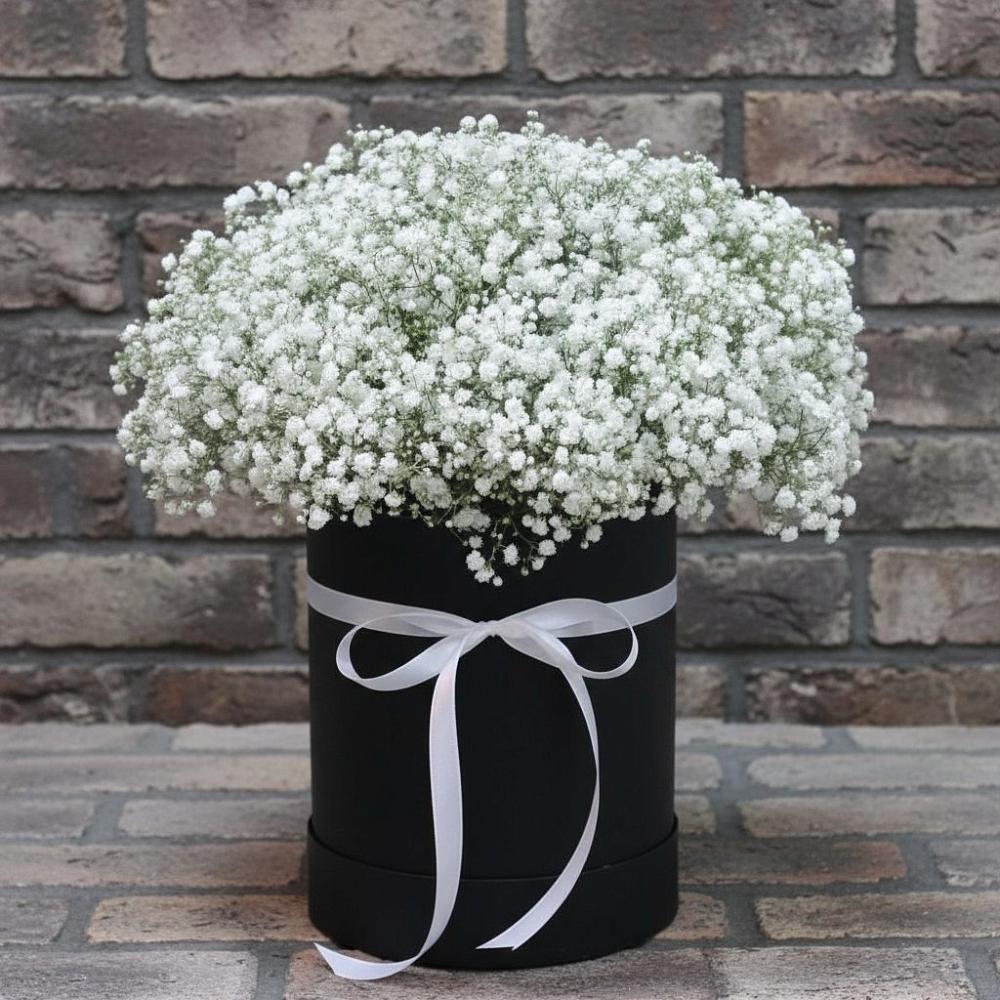 Цветочная композиция из Гипсофила в шляпной коробке в Соколе Вологодской области