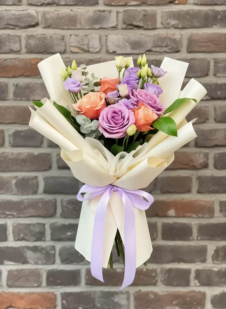 Букет цветов из: Лизиантусы и Розы в Соколе Вологодской области