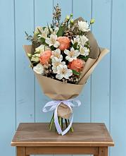Букет цветов из:  Альстромерии, Лизиантусы, Розы и Хризантемы в Соколе Вологодской области