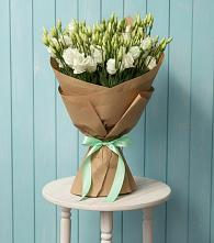 Букет цветов из:  Лизиантусы в Соколе Вологодской области