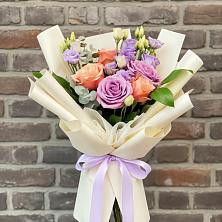 Букет цветов из:  Лизиантусы и Розы в Соколе Вологодской области