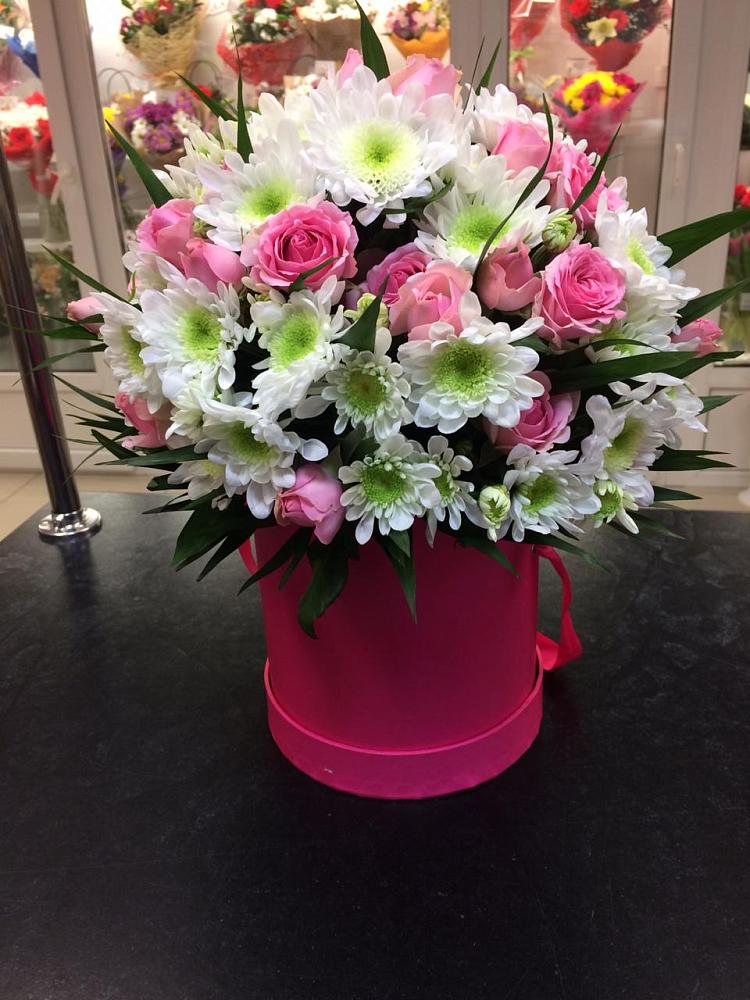 Цветочная композиция из Розы и Хризантемы в шляпной коробке в Соколе Вологодской области