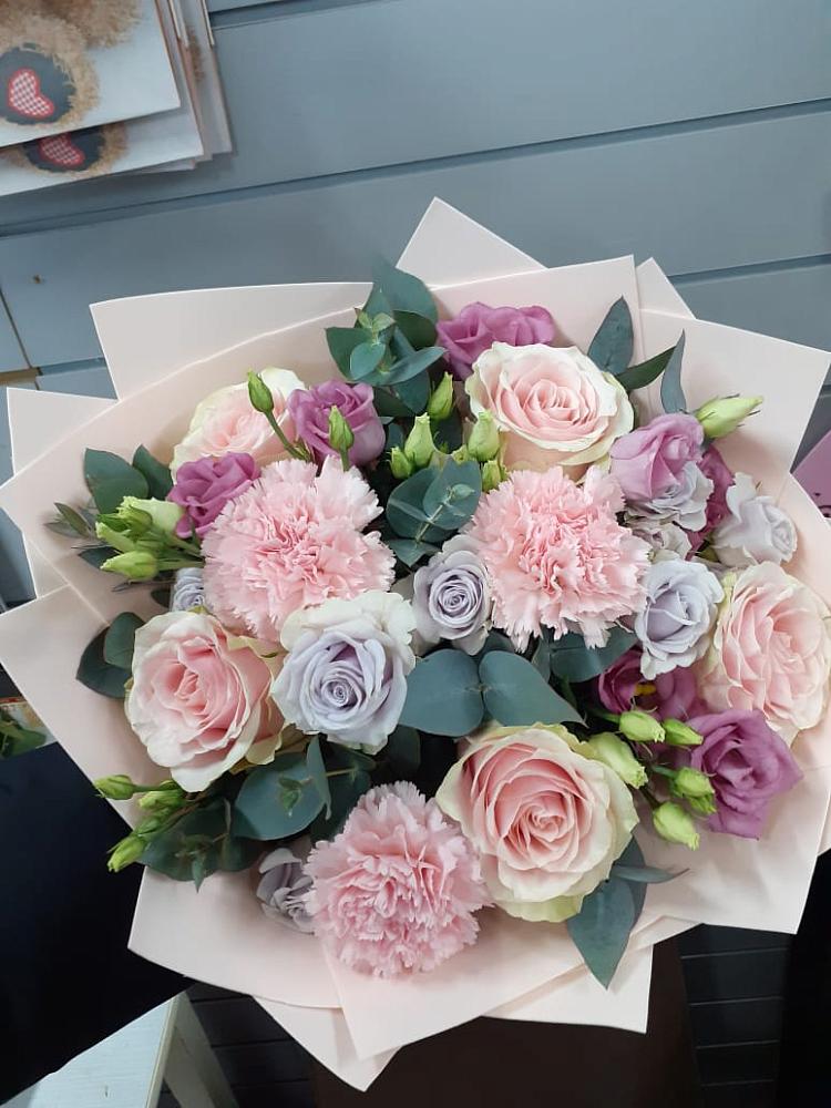 Букет цветов из: Розы, Гвоздики и Лизиантусы в Соколе Вологодской области