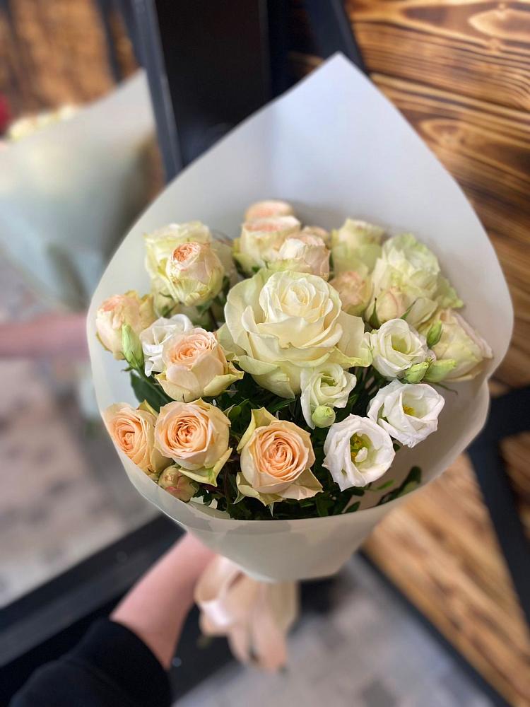 Букет цветов из: Розы и Лизиантусы в Соколе Вологодской области